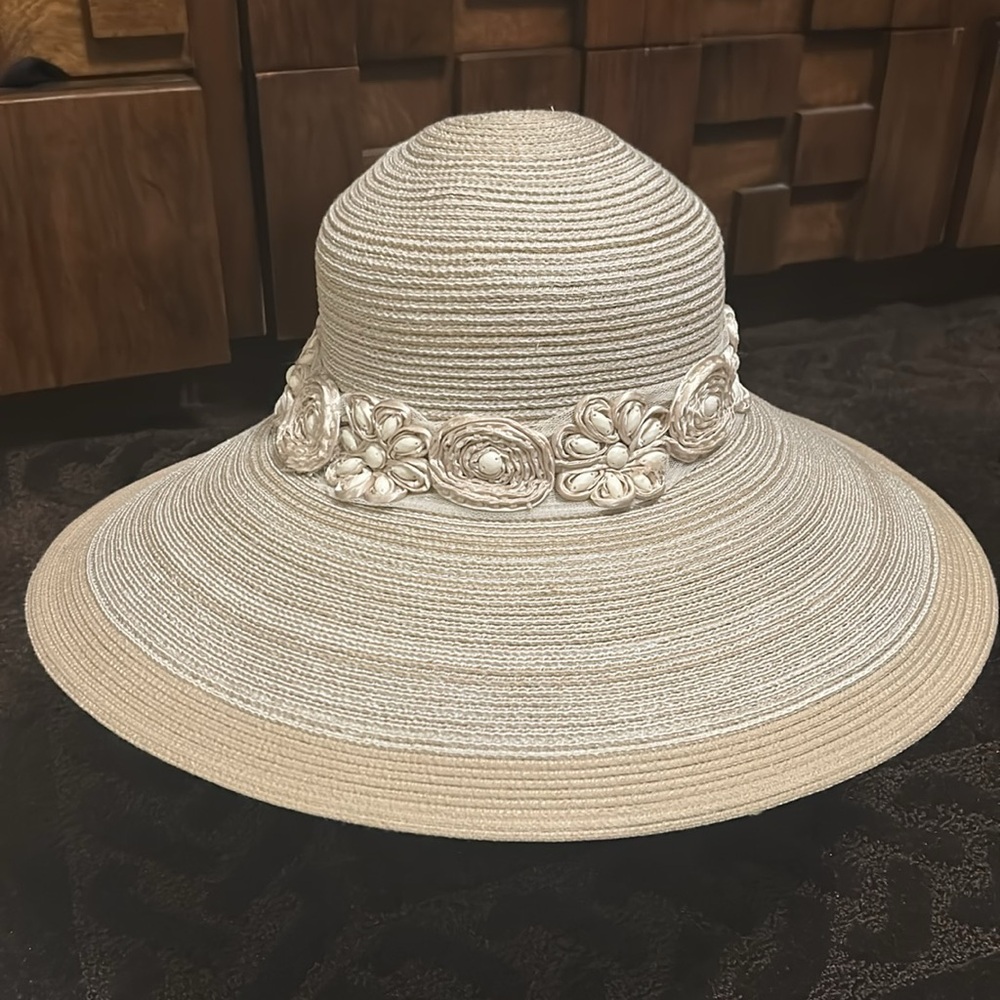 Elegant Cream Wide-Brim Hat with Floral Detail. Excellent Condition!
